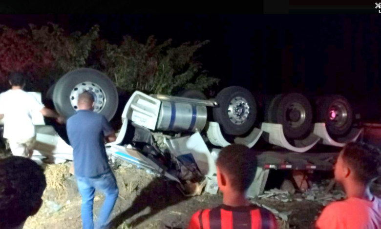 Caminhão destruído após acidente na Curva da Visgueira.