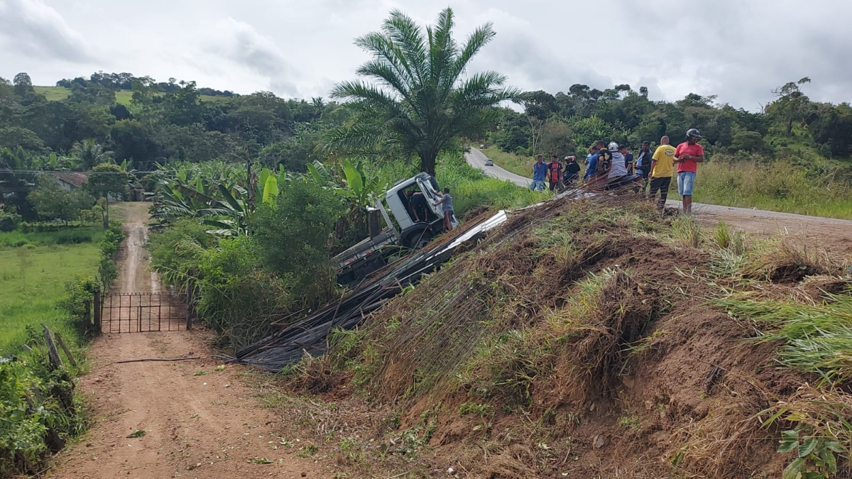 caminhão desceu ribanceira em Mutuípe