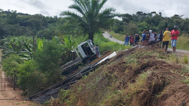 caminhão desceu ribanceira em Mutuípe