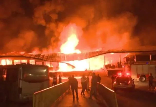 40 boxes destruídos pelo fogo na Ceasa Curitiba