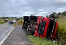 caminhão vira em SAJ