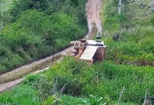 Caminhão caçamba tombado Itaquara