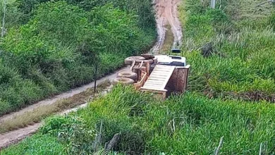 Caminhão caçamba tombado Itaquara