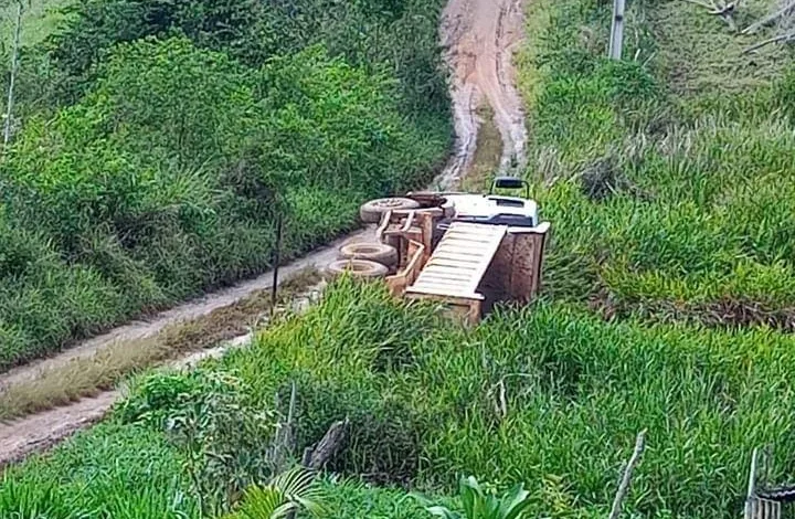 Caminhão caçamba tombado Itaquara