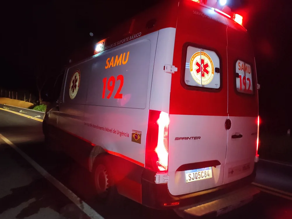 Ambulância do SAMU socorre vítima de acidente na Moenda Seca