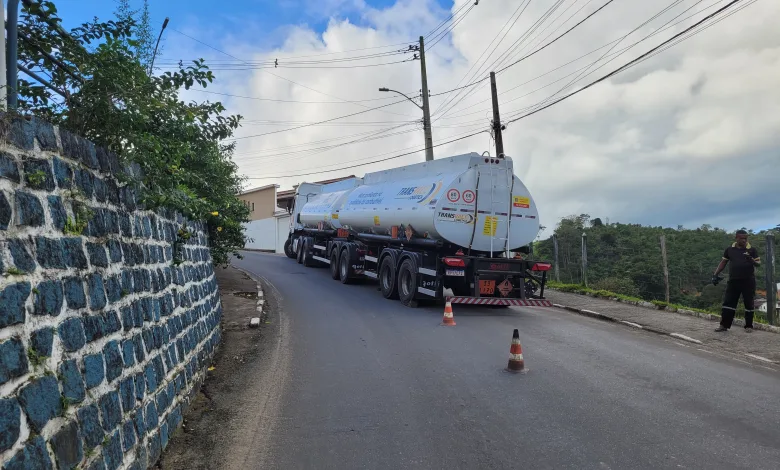 Caminhão-tanque perde força em Mutuípe