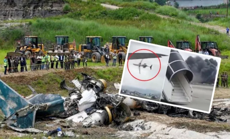 Avião após explodir no Nepal