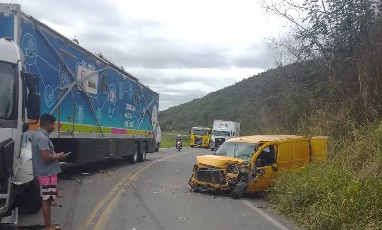 Carreta do SAC bate em Santa Ines