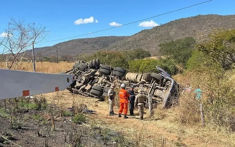 Acidente em Bom Jesus da Lapa carreta carretada de arroz