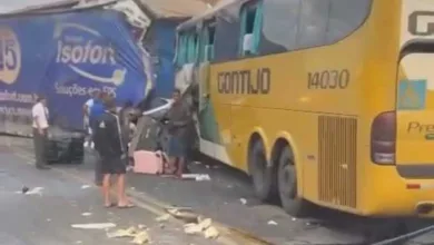 Acidente entre ônibus e carreta