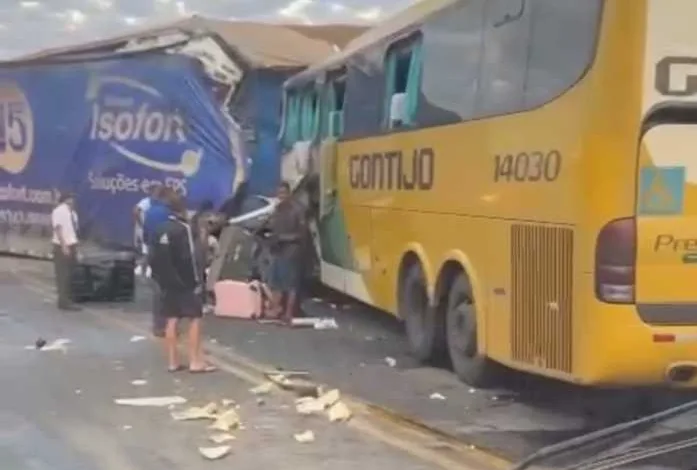 Acidente entre ônibus e carreta