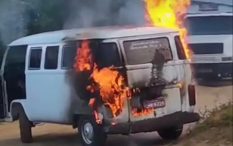 Kombi pega fogo em Jaguaquara