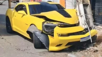 Camaro amarelo fica destruído após batida