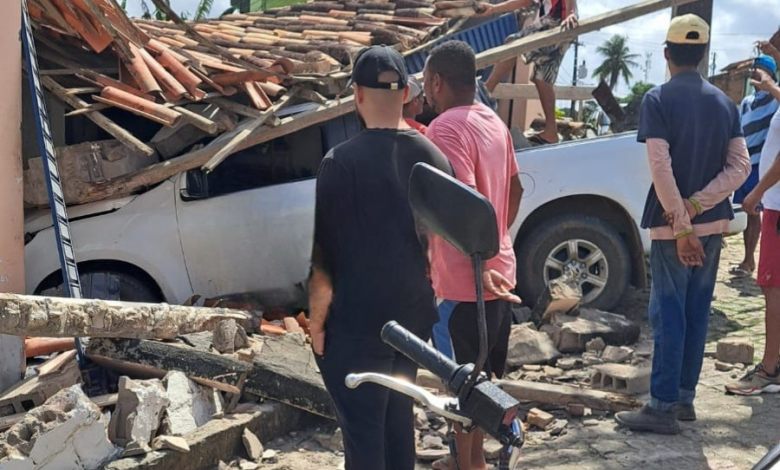 Carro desgovernado atinge residência