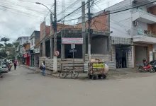 Faixa chama a atenção para demora da Coelba em resolver problemas — Foto: Mídia Bahia