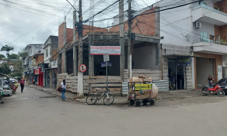 Faixa chama a atenção para demora da Coelba em resolver problemas — Foto: Mídia Bahia