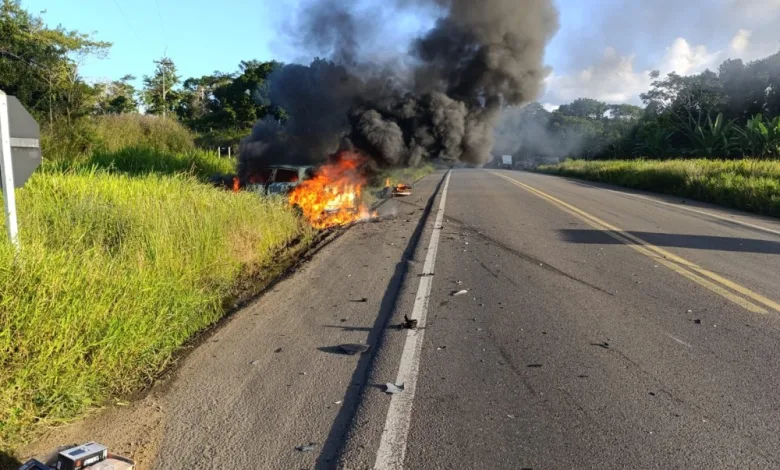 Acidente no trevo da BR-330 com a BR-101