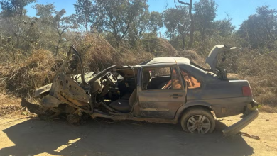 Carro destruído após acidente em São Desidério.