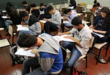 Estudantes em sala de aula