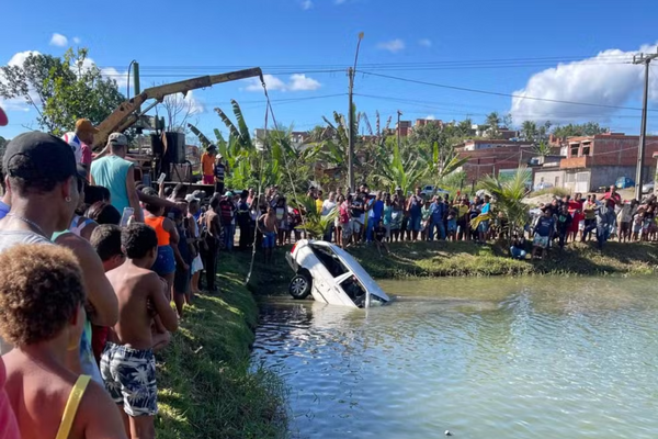 carro encontrado em lagoa.