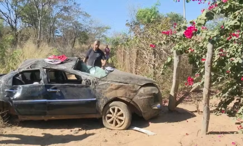 Carro capotado em acidente na BR-135