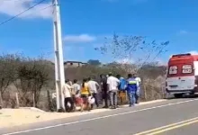 Motociclista bate com poste em Poçoes