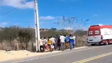 Motociclista bate com poste em Poçoes