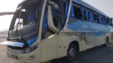 Ônibus vira em Rafael Jambeiro