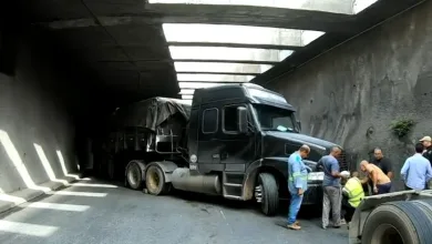 Caminhão preso em um viaduto em Salvador.