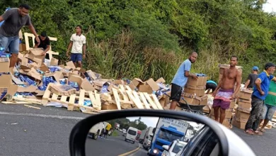 Caminhão com carga de papel tombou em Sapeaçú